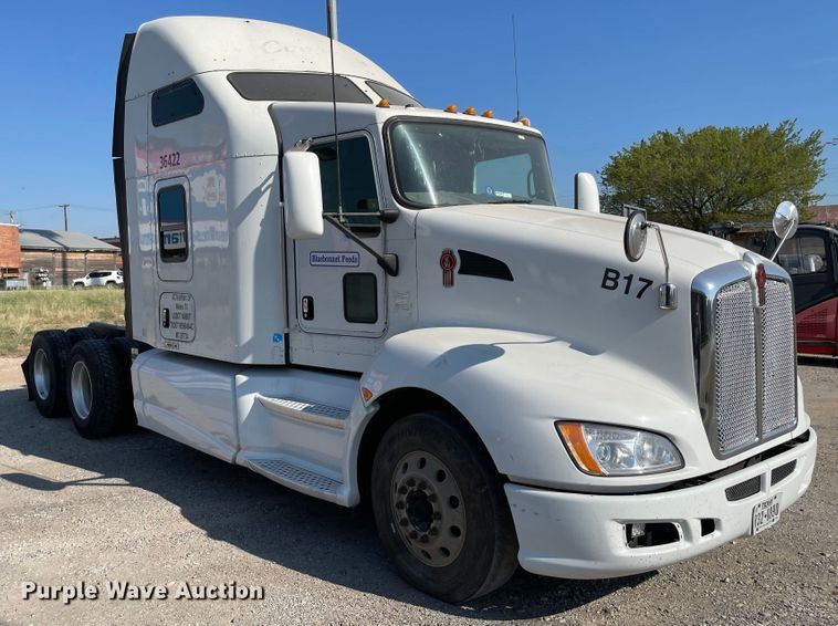 image for item MR9348 2013 Kenworth T660  semi truck