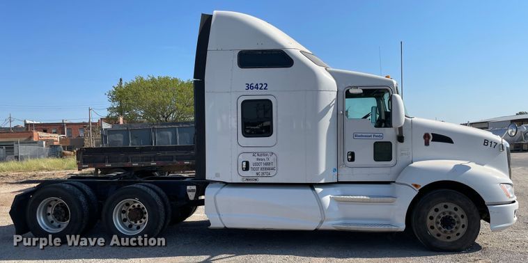 image for item MR9348 2013 Kenworth T660  semi truck