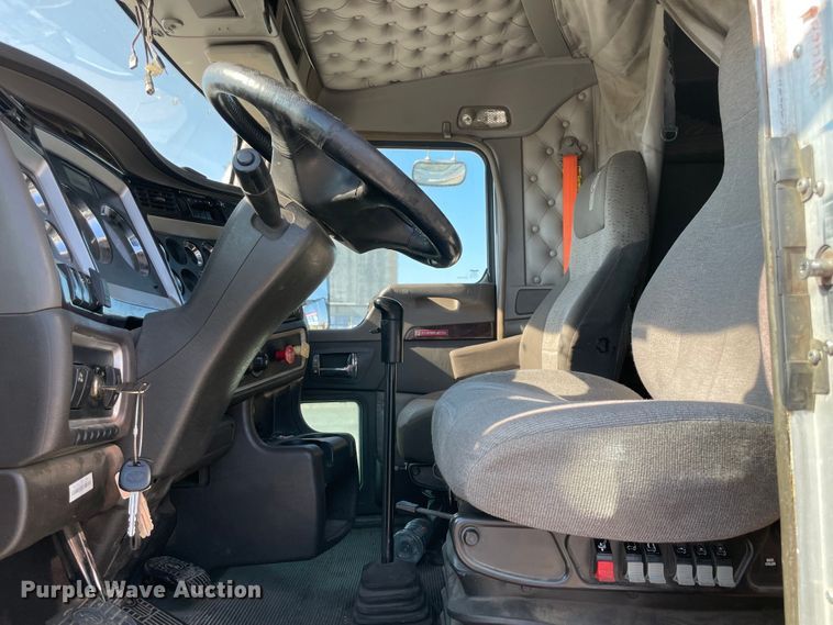 image for item MR9348 2013 Kenworth T660  semi truck