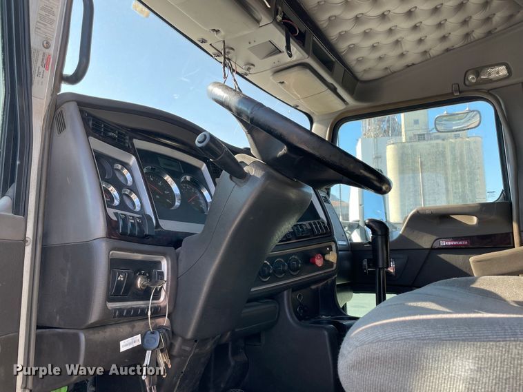 image for item MR9348 2013 Kenworth T660  semi truck