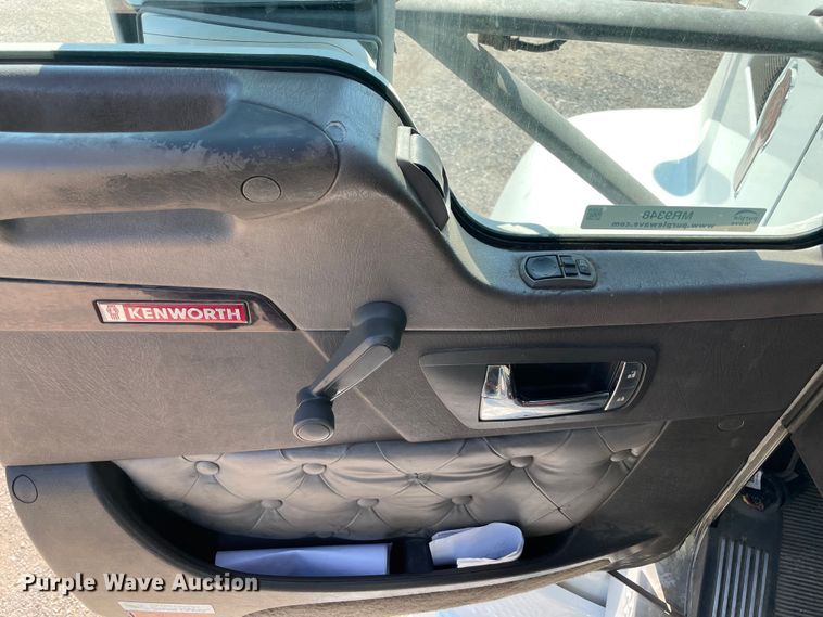 image for item MR9348 2013 Kenworth T660  semi truck