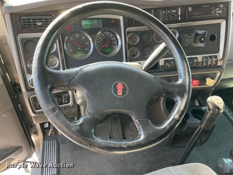 image for item MR9348 2013 Kenworth T660  semi truck