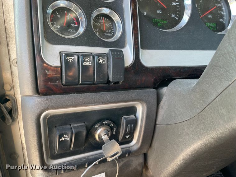 image for item MR9348 2013 Kenworth T660  semi truck