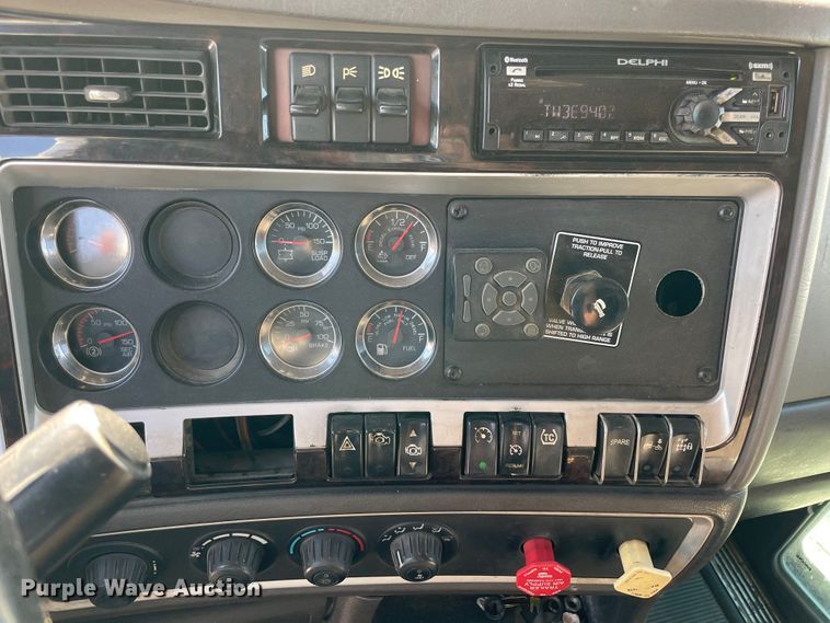 image for item MR9348 2013 Kenworth T660  semi truck