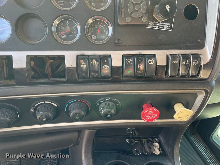 image for item MR9348 2013 Kenworth T660  semi truck