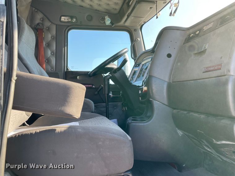 image for item MR9348 2013 Kenworth T660  semi truck