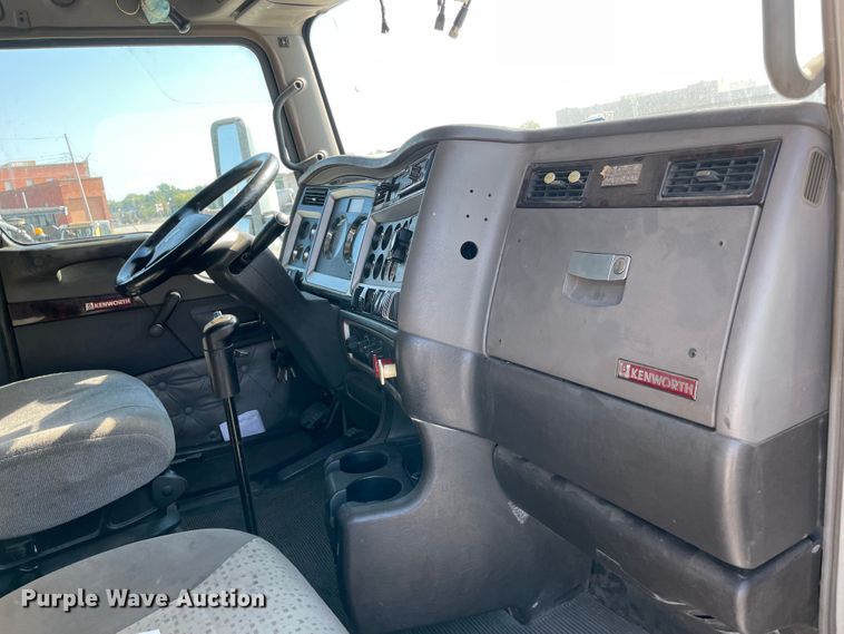 image for item MR9348 2013 Kenworth T660  semi truck