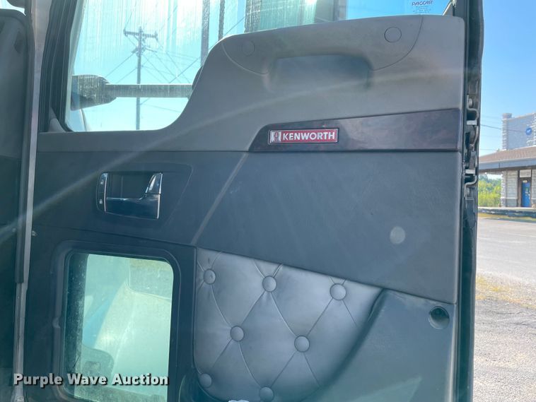 image for item MR9348 2013 Kenworth T660  semi truck