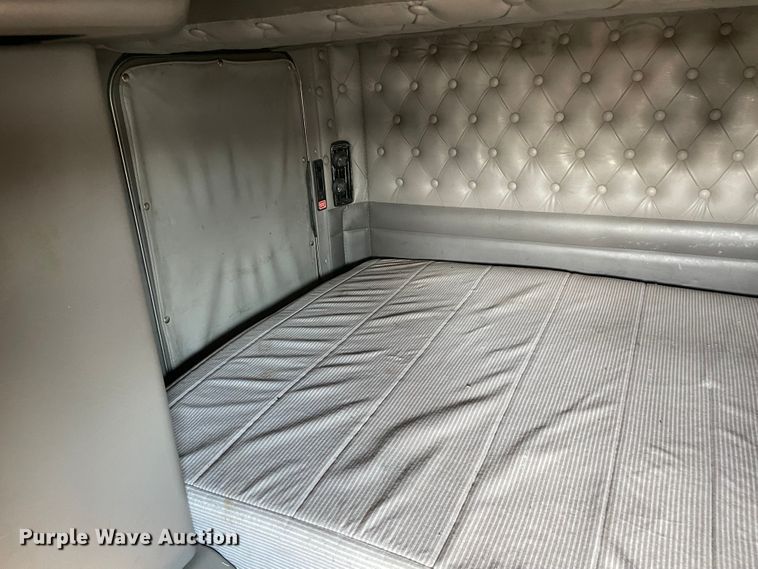 image for item MR9348 2013 Kenworth T660  semi truck