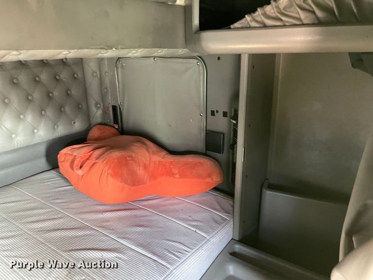 image for item MR9348 2013 Kenworth T660  semi truck