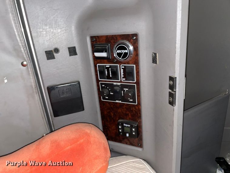 image for item MR9348 2013 Kenworth T660  semi truck