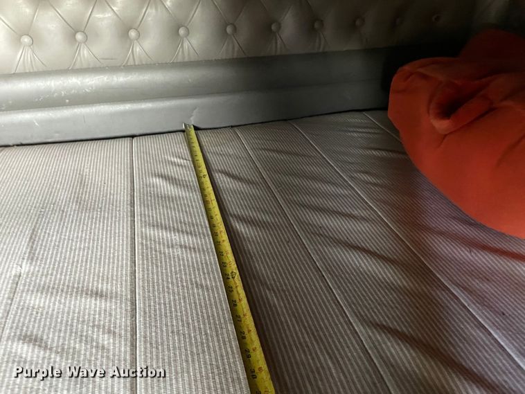 image for item MR9348 2013 Kenworth T660  semi truck