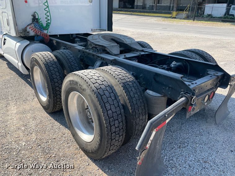 image for item MR9348 2013 Kenworth T660  semi truck