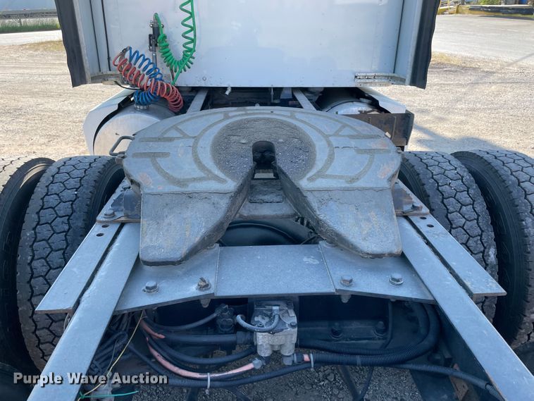 image for item MR9348 2013 Kenworth T660  semi truck