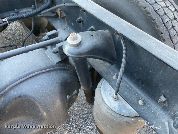 image for item MR9348 2013 Kenworth T660  semi truck