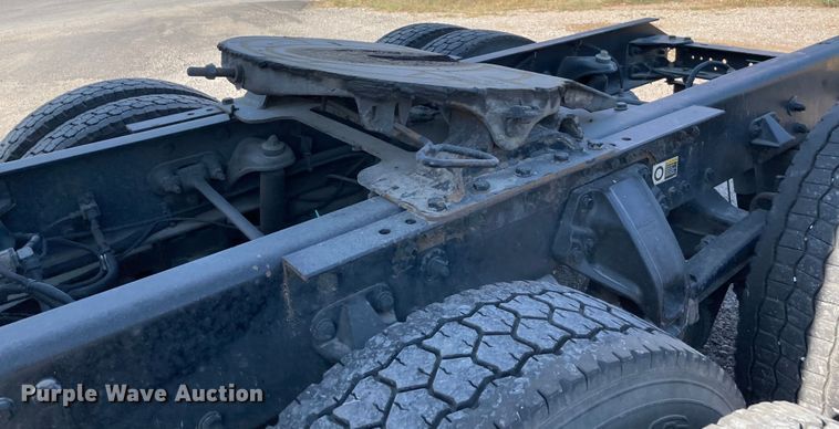 image for item MR9348 2013 Kenworth T660  semi truck