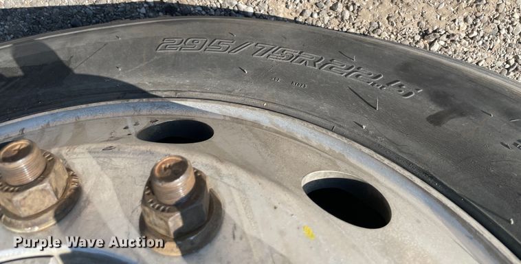 image for item MR9348 2013 Kenworth T660  semi truck