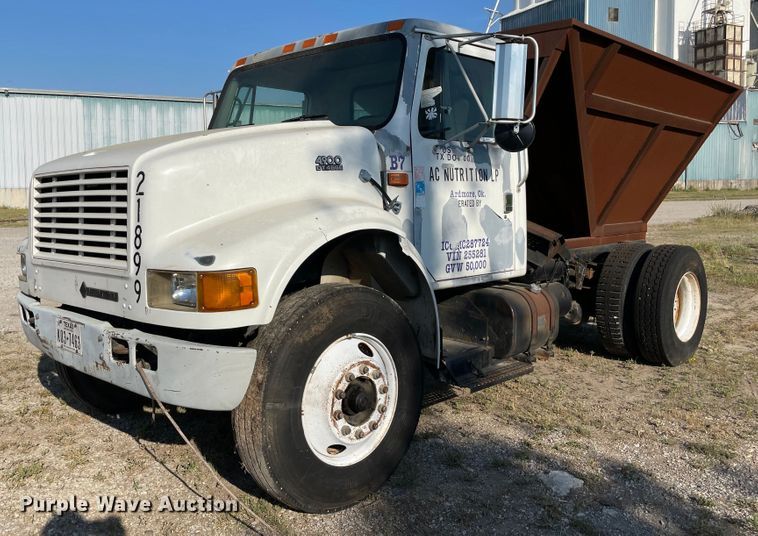 image for item MR9353 2000 International 4900  feed delivery truck