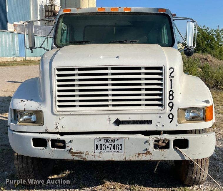 image for item MR9353 2000 International 4900  feed delivery truck