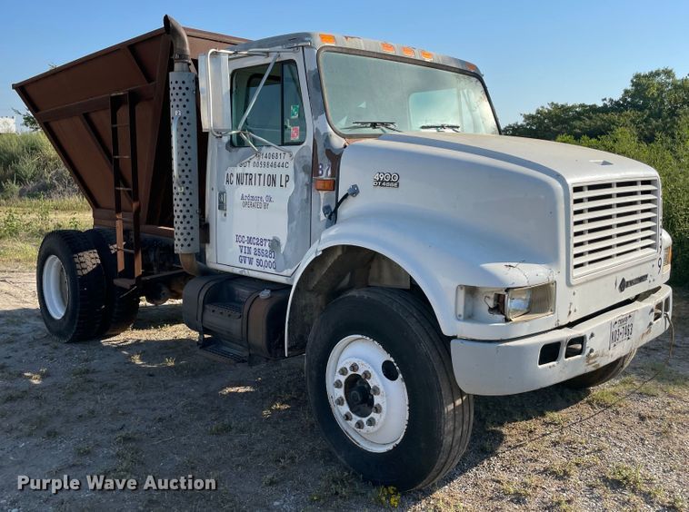 image for item MR9353 2000 International 4900  feed delivery truck