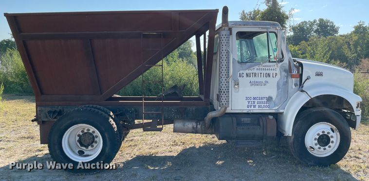 image for item MR9353 2000 International 4900  feed delivery truck