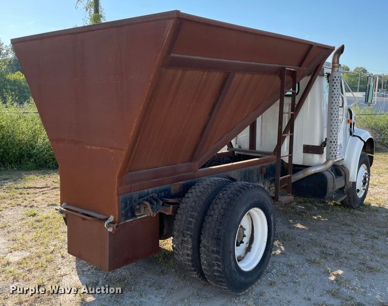 image for item MR9353 2000 International 4900  feed delivery truck