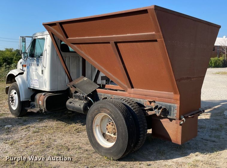 image for item MR9353 2000 International 4900  feed delivery truck