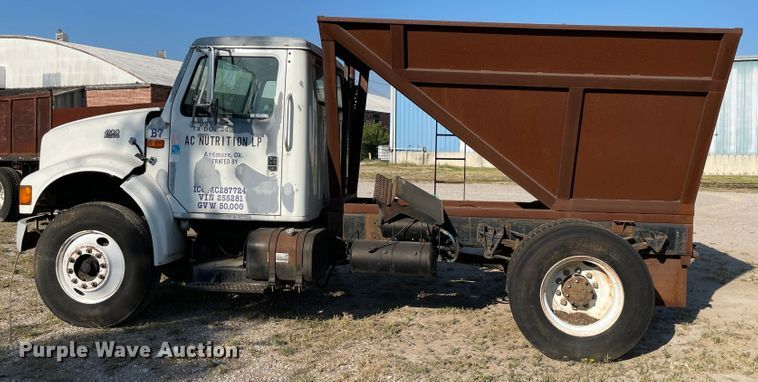 image for item MR9353 2000 International 4900  feed delivery truck