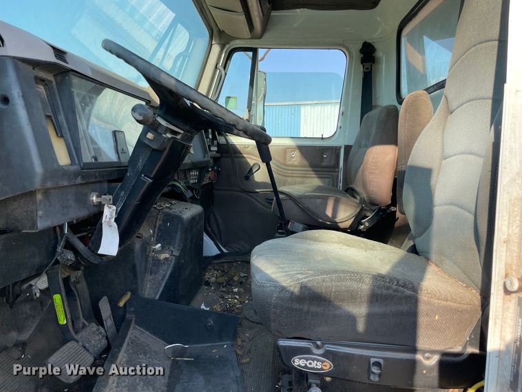 image for item MR9353 2000 International 4900  feed delivery truck