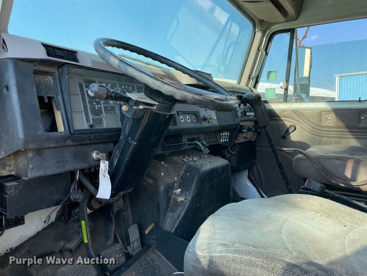 image for item MR9353 2000 International 4900  feed delivery truck