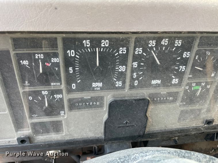 image for item MR9353 2000 International 4900  feed delivery truck