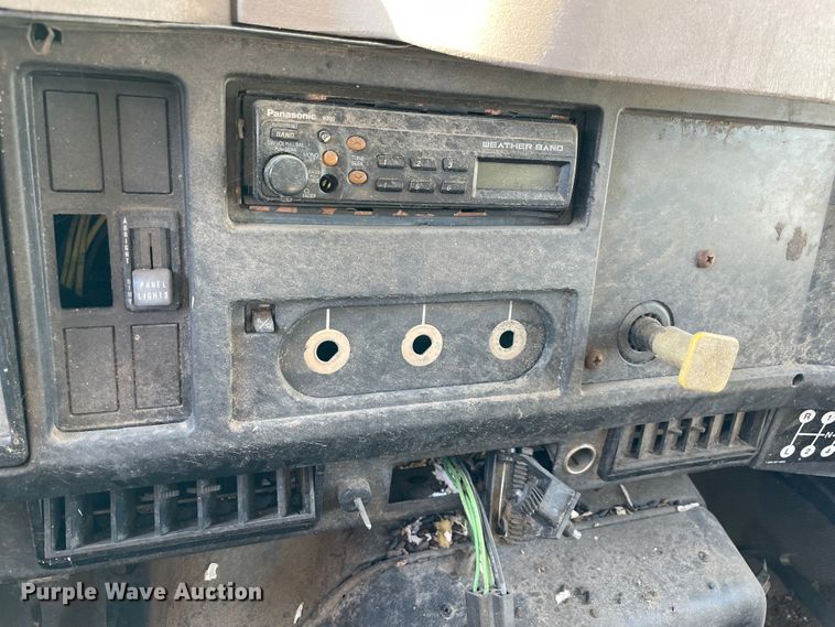 image for item MR9353 2000 International 4900  feed delivery truck