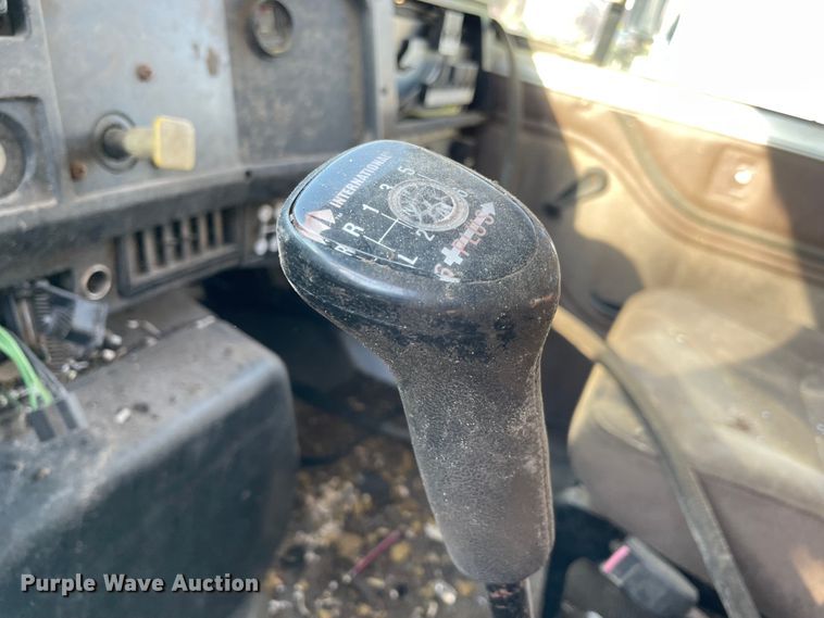 image for item MR9353 2000 International 4900  feed delivery truck