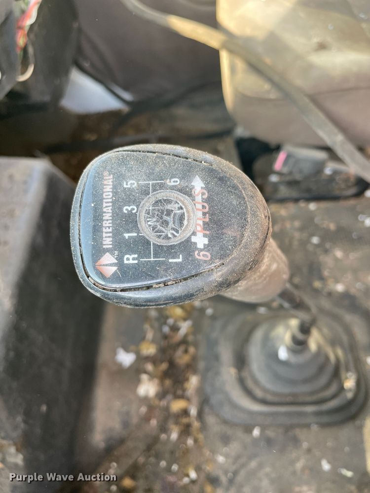 image for item MR9353 2000 International 4900  feed delivery truck