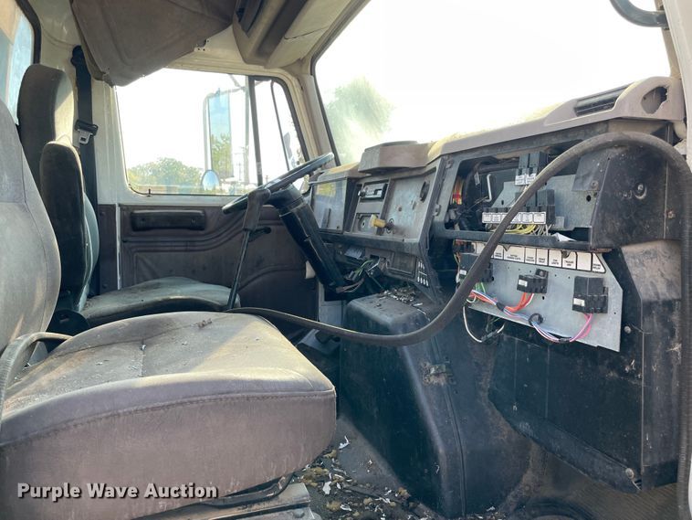 image for item MR9353 2000 International 4900  feed delivery truck