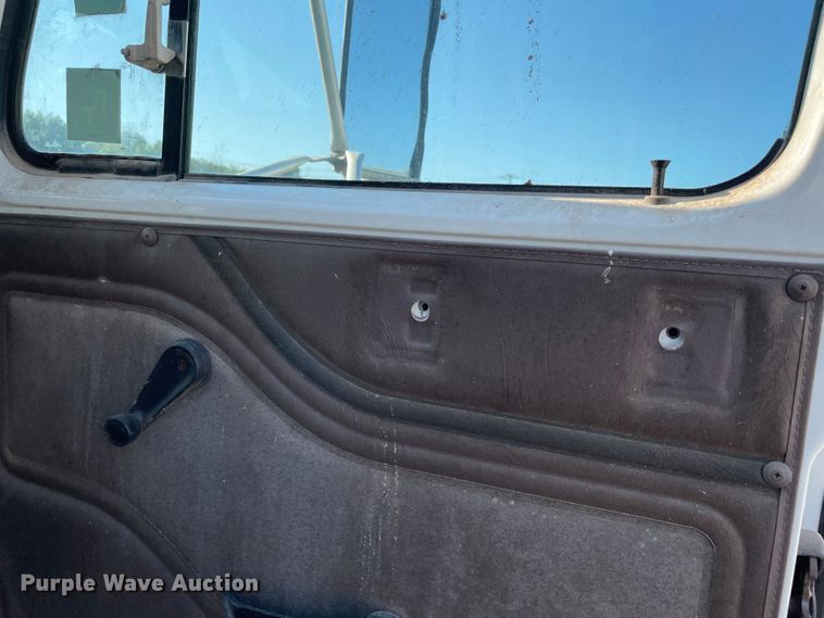 image for item MR9353 2000 International 4900  feed delivery truck