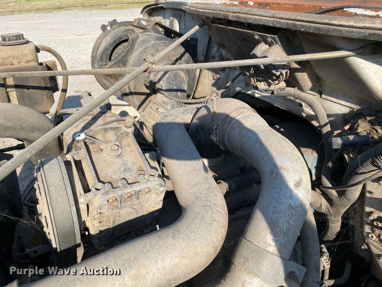 image for item MR9353 2000 International 4900  feed delivery truck