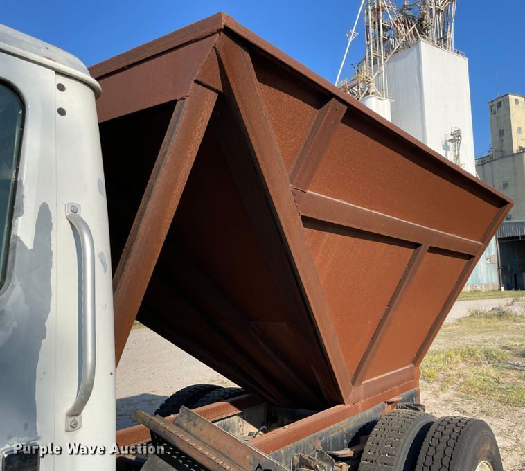 image for item MR9353 2000 International 4900  feed delivery truck