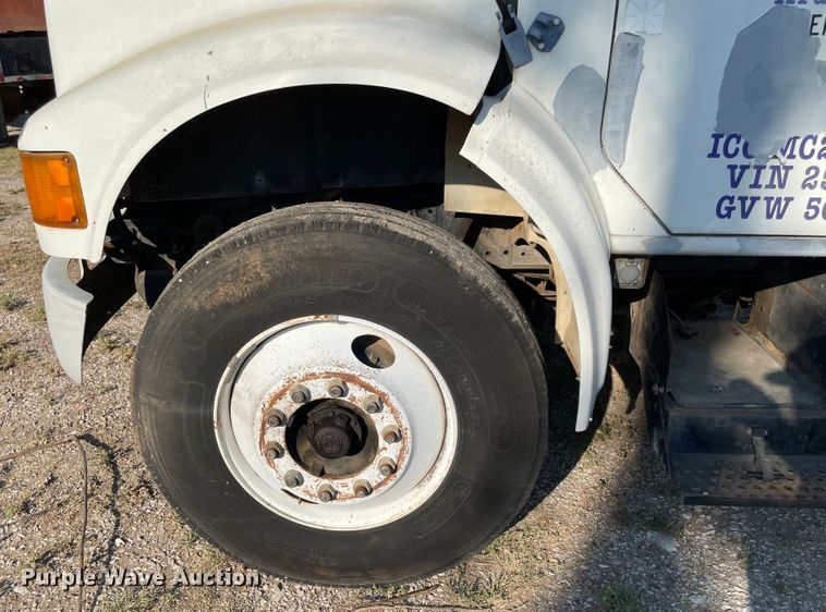 image for item MR9353 2000 International 4900  feed delivery truck