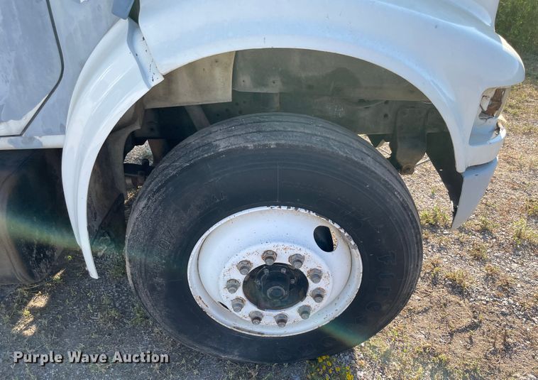 image for item MR9353 2000 International 4900  feed delivery truck