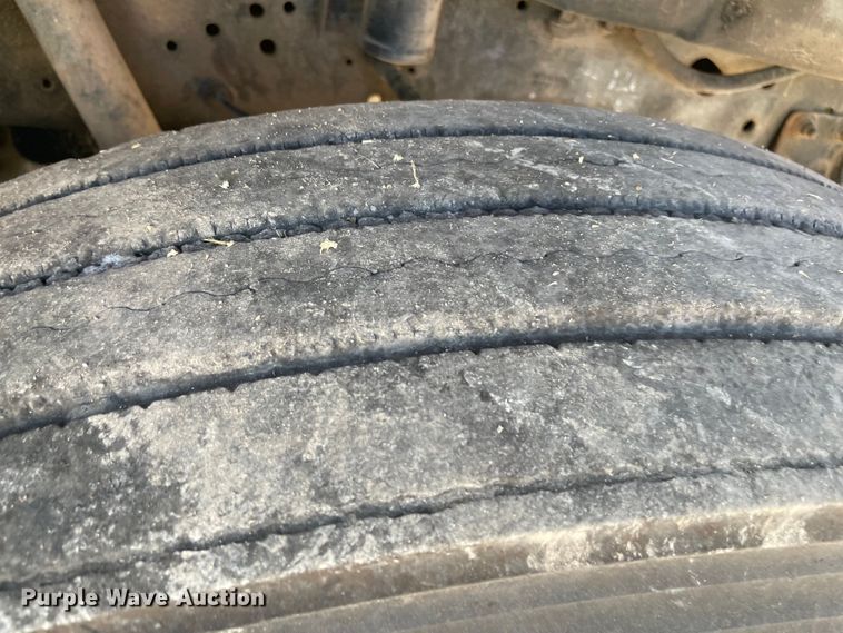 image for item MR9353 2000 International 4900  feed delivery truck