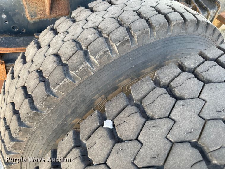 image for item MR9353 2000 International 4900  feed delivery truck