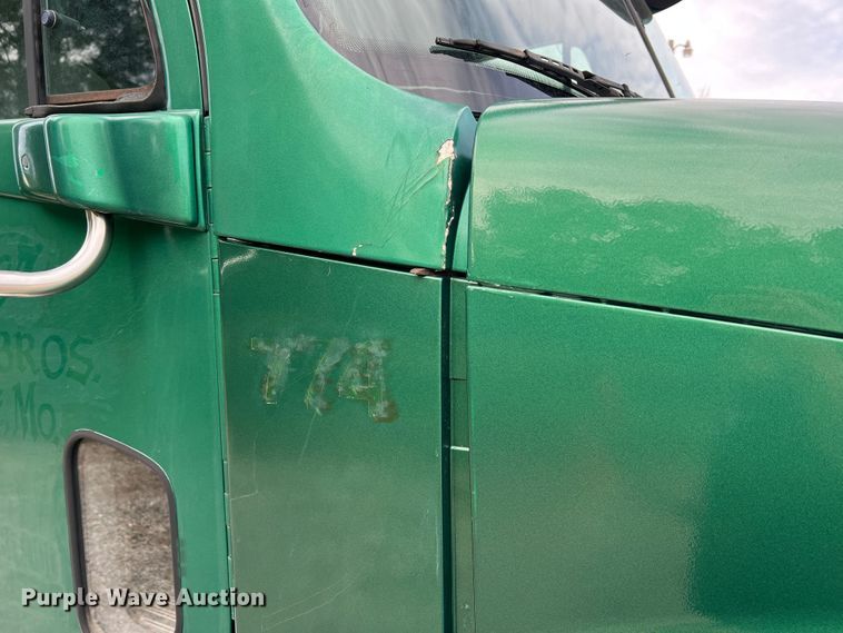 image for item MR9912 2007 Freightliner Columbia  semi truck