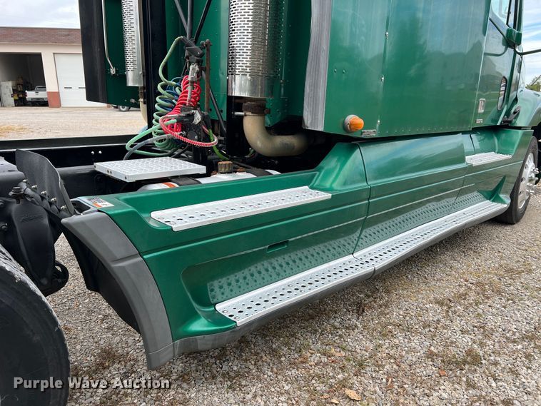 image for item MR9912 2007 Freightliner Columbia  semi truck