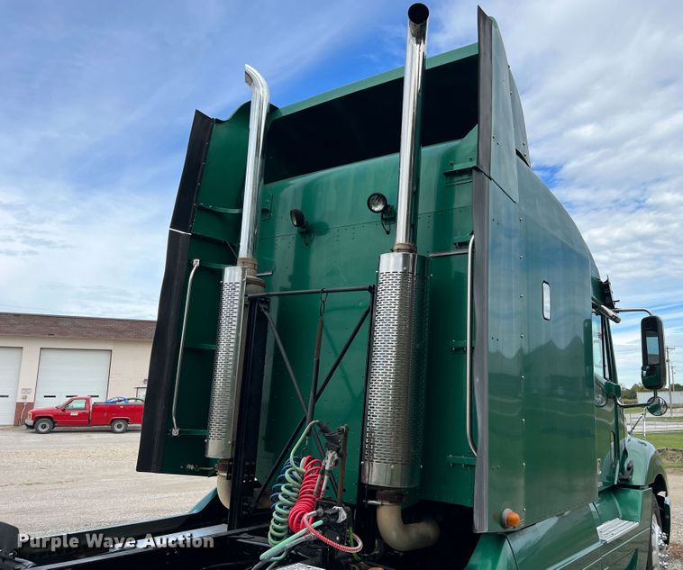 image for item MR9912 2007 Freightliner Columbia  semi truck