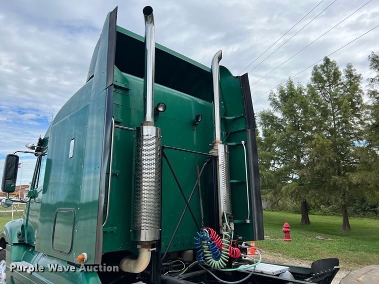 image for item MR9912 2007 Freightliner Columbia  semi truck