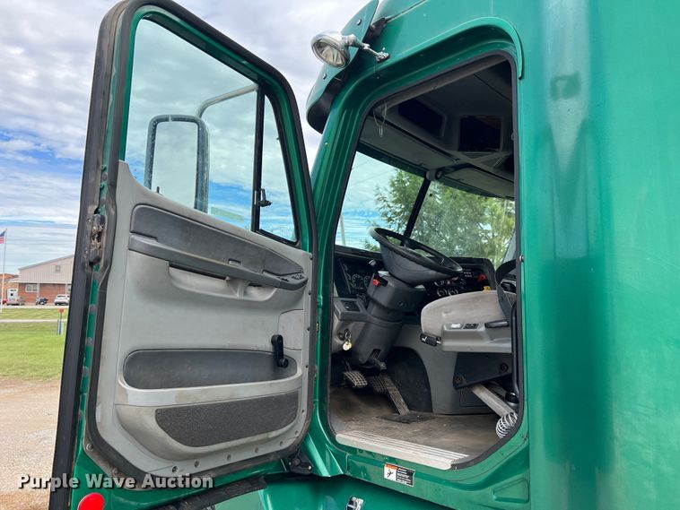 image for item MR9912 2007 Freightliner Columbia  semi truck