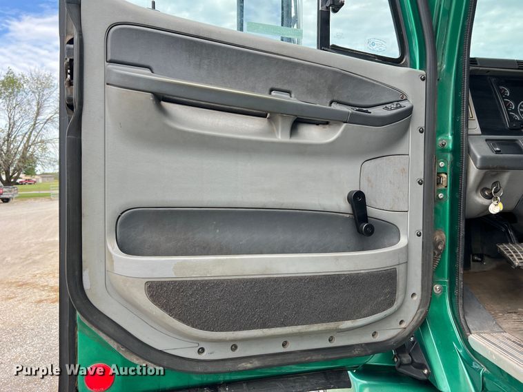 image for item MR9912 2007 Freightliner Columbia  semi truck