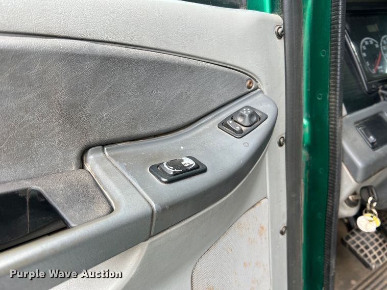 image for item MR9912 2007 Freightliner Columbia  semi truck