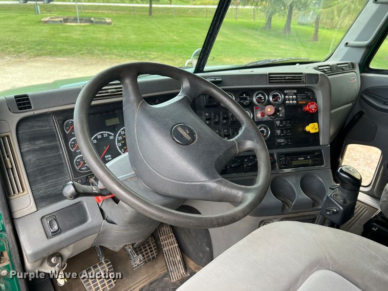 image for item MR9912 2007 Freightliner Columbia  semi truck